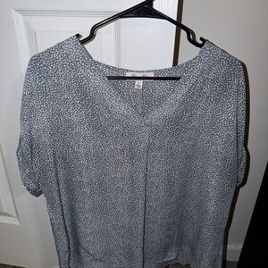 She + Sky Slate Dot V-Neck Short Sleeve Top